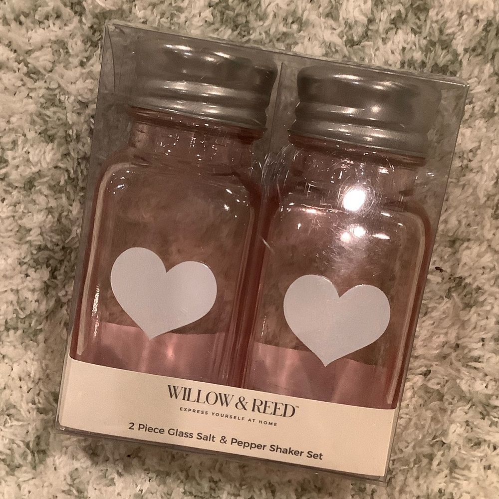Willow & Reed Pink Heart Valentines Glass Salt & Pepper Shaker Boxed Set NWT 2.8